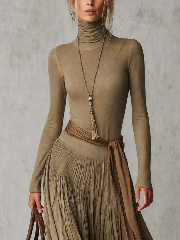 Júlia - Robe Maxi Plissée Élégante à Col Montant et Manches Longues avec Nœud à la Taille