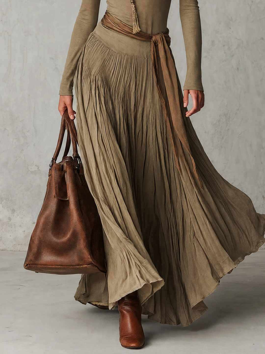 Júlia - Robe Maxi Plissée Élégante à Col Montant et Manches Longues avec Nœud à la Taille