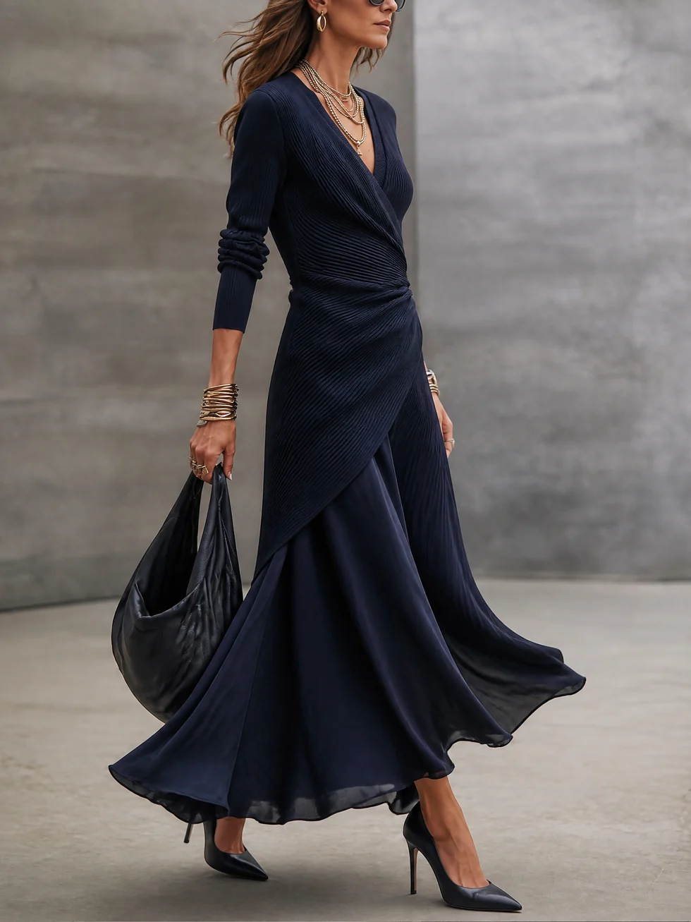 Loredana | Robe Maxi Asymétrique avec Décolleté en V et Panneaux en Satin Bleu Marine