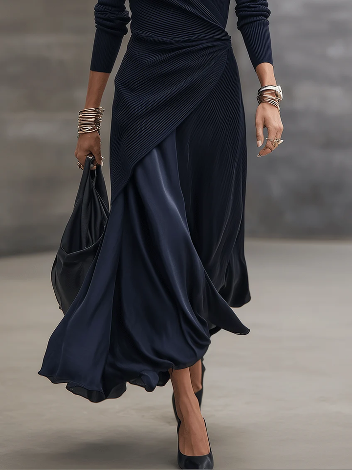 Loredana | Robe Maxi Asymétrique avec Décolleté en V et Panneaux en Satin Bleu Marine