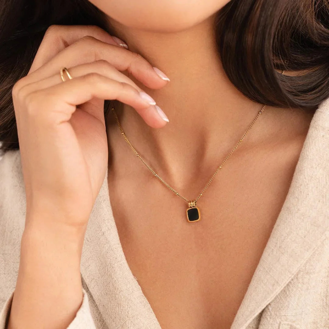 Coralie | Collier Pendentif Noir Chic de Minuit