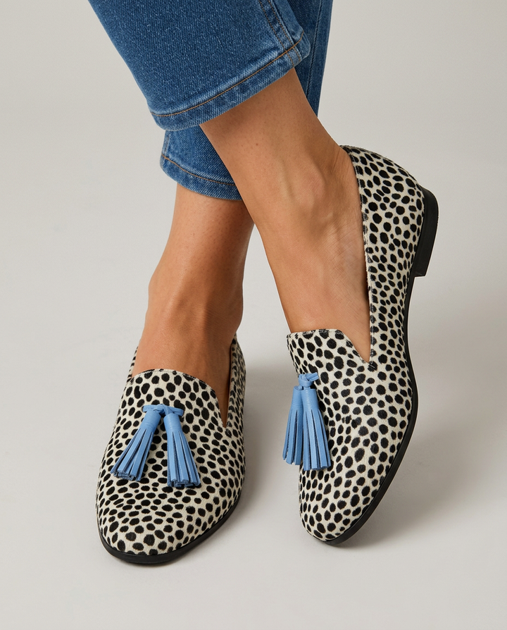 Mocassins Nadia — Léopard Blanc et Noir avec Pompons Bleus
